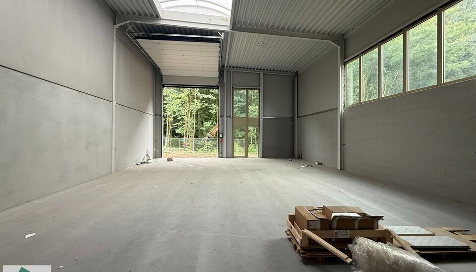 Nieuwbouw KMO Unit van 164m² met 2 parkeerplaatsen te huur op de voormalige papierfabriek site Catala in Drogenbos. Catala Business Park, bestaande uit 19 KMO-Units.  
De loods ligt op een unieke en strategische locatie aan de zuidrand van Brussel, vlak 