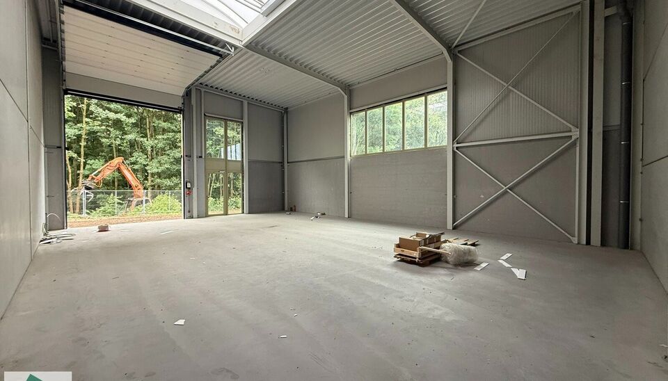 Nieuwbouw KMO Unit van 164m² met 2 parkeerplaatsen te huur op de voormalige papierfabriek site Catala in Drogenbos. Catala Business Park, bestaande uit 19 KMO-Units.  
De loods ligt op een unieke en strategische locatie aan de zuidrand van Brussel, vlak 