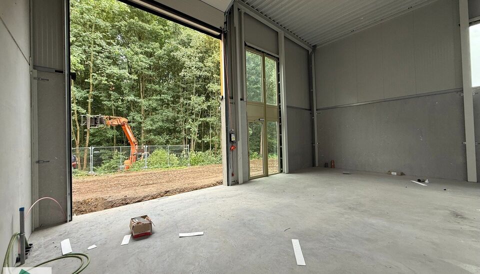 Nieuwbouw KMO Unit van 164m² met 2 parkeerplaatsen te huur op de voormalige papierfabriek site Catala in Drogenbos. Catala Business Park, bestaande uit 19 KMO-Units.  
De loods ligt op een unieke en strategische locatie aan de zuidrand van Brussel, vlak 