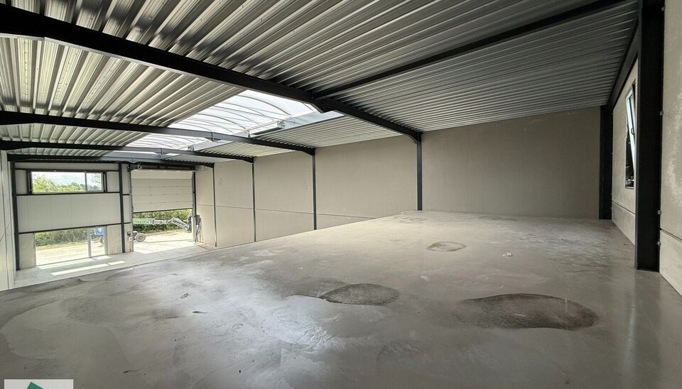 Deze moderne nieuwbouwloods van 285 m², inclusief mezzanine van 60 m² (geschikt voor opslag of kantoor) en 2 parkeerplaatsen, ligt op een vlot bereikbare locatie nabij de N9 in Sleidinge.
Dankzij de prima ontsluiting is deze loods ideaal voor ondernemer