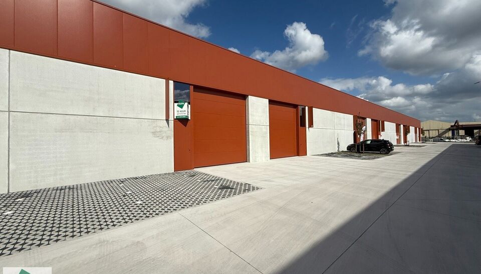Nieuwbouw magazijn met 2 parkeerplaatsen te huur in Evergem.

Ligging: vlotte bereikbaarheid via de R4 naar de E17, E40 en E34.

Deze KMO-units van 210m² met 2 parkeerplaatsen. De loods wordt voorzien van een staalstructuur met betonnen of cellenbetonwan
