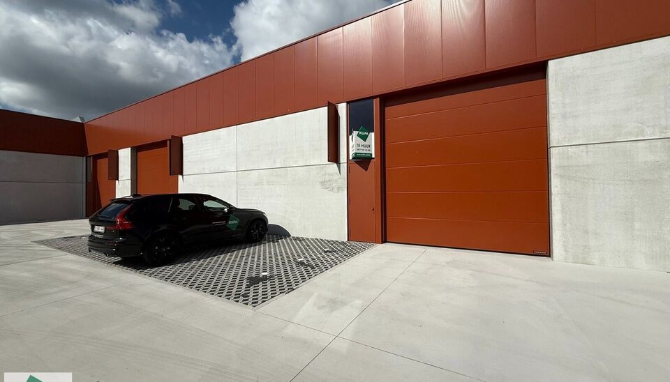 Nieuwbouw magazijn met 2 parkeerplaatsen te huur in Evergem.

Ligging: vlotte bereikbaarheid via de R4 naar de E17, E40 en E34.

Deze KMO-units van 210m² met 2 parkeerplaatsen. De loods wordt voorzien van een staalstructuur met betonnen of cellenbetonwan