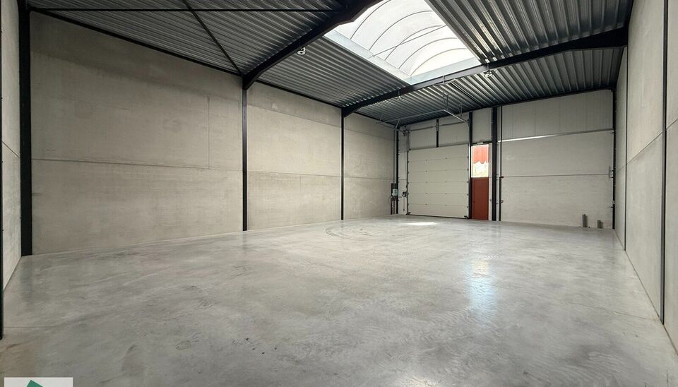 Nieuwbouw magazijn met 2 parkeerplaatsen te huur in Evergem.

Ligging: vlotte bereikbaarheid via de R4 naar de E17, E40 en E34.

Deze KMO-units van 210m² met 2 parkeerplaatsen. De loods wordt voorzien van een staalstructuur met betonnen of cellenbetonwan