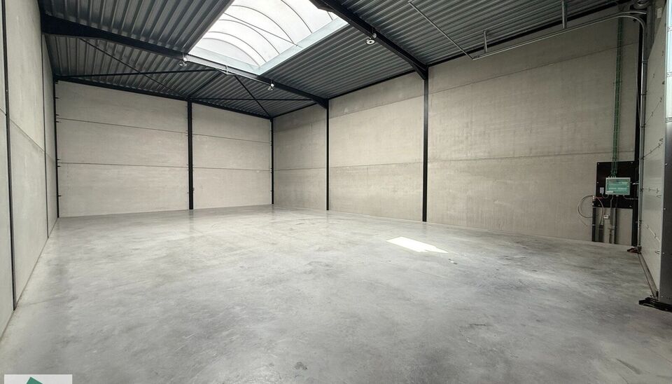 Nieuwbouw magazijn met 2 parkeerplaatsen te huur in Evergem.

Ligging: vlotte bereikbaarheid via de R4 naar de E17, E40 en E34.

Deze KMO-units van 210m² met 2 parkeerplaatsen. De loods wordt voorzien van een staalstructuur met betonnen of cellenbetonwan