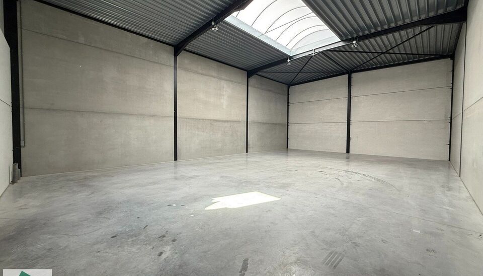 Nieuwbouw magazijn met 2 parkeerplaatsen te huur in Evergem.

Ligging: vlotte bereikbaarheid via de R4 naar de E17, E40 en E34.

Deze KMO-units van 210m² met 2 parkeerplaatsen. De loods wordt voorzien van een staalstructuur met betonnen of cellenbetonwan
