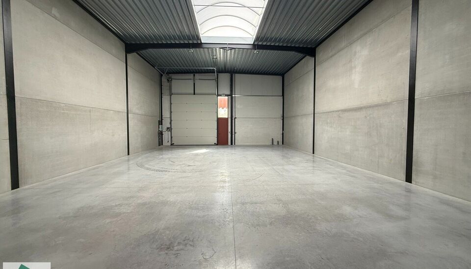 Nieuwbouw magazijn met 2 parkeerplaatsen te huur in Evergem.

Ligging: vlotte bereikbaarheid via de R4 naar de E17, E40 en E34.

Deze KMO-units van 210m² met 2 parkeerplaatsen. De loods wordt voorzien van een staalstructuur met betonnen of cellenbetonwan