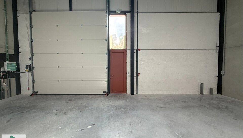 Nieuwbouw magazijn met 2 parkeerplaatsen te huur in Evergem.

Ligging: vlotte bereikbaarheid via de R4 naar de E17, E40 en E34.

Deze KMO-units van 210m² met 2 parkeerplaatsen. De loods wordt voorzien van een staalstructuur met betonnen of cellenbetonwan