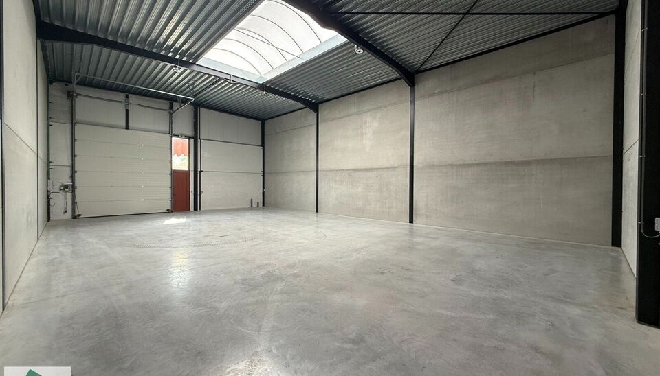 Nieuwbouw magazijn met 2 parkeerplaatsen te huur in Evergem.

Ligging: vlotte bereikbaarheid via de R4 naar de E17, E40 en E34.

Deze KMO-units van 210m² met 2 parkeerplaatsen. De loods wordt voorzien van een staalstructuur met betonnen of cellenbetonwan