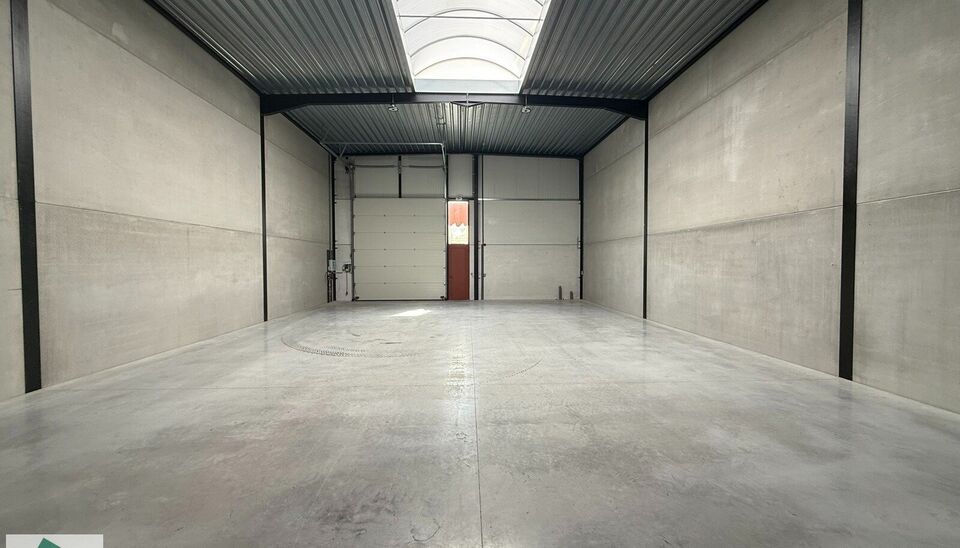 Nieuwbouw magazijn met 2 parkeerplaatsen te huur in Evergem.

Ligging: vlotte bereikbaarheid via de R4 naar de E17, E40 en E34.

Deze KMO-units van 210m² met 2 parkeerplaatsen. De loods wordt voorzien van een staalstructuur met betonnen of cellenbetonwan