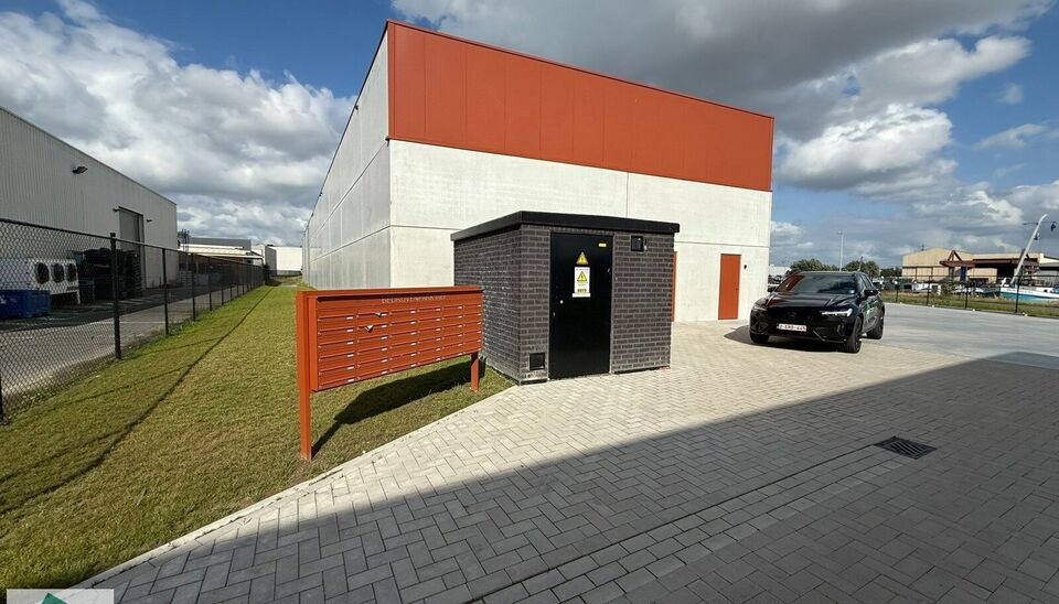 Nieuwbouw magazijn met 2 parkeerplaatsen te huur in Evergem.

Ligging: vlotte bereikbaarheid via de R4 naar de E17, E40 en E34.

Deze KMO-units van 210m² met 2 parkeerplaatsen. De loods wordt voorzien van een staalstructuur met betonnen of cellenbetonwan