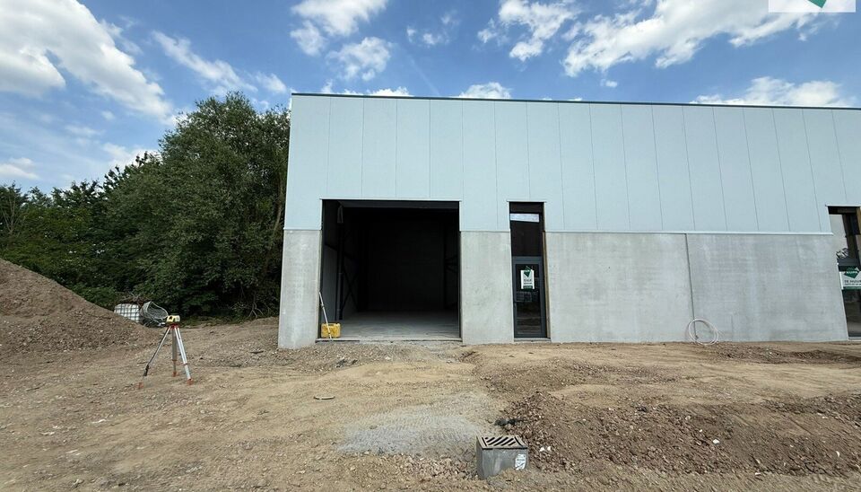 180m² magazijn te huur met 2 parkeerplaatsen op strategisch ligging ten zuiden van Brussel/Halle en ten noorden van Saintes/Tubize, met uitstekende bereikbaarheid via de E429 en de Ring van Brussel.

De loods heeft een vrije hoogte van 6 meter en is gebo