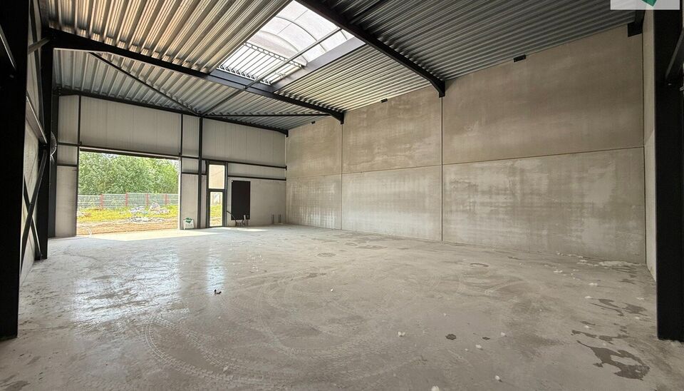 216m² magazijn te huur met 2 parkeerplaatsen op strategisch ligging ten zuiden van Brussel/Halle en ten noorden van Saintes/Tubize, met uitstekende bereikbaarheid via de E429 en de Ring van Brussel.

De loods heeft een vrije hoogte van 6 meter en is gebo
