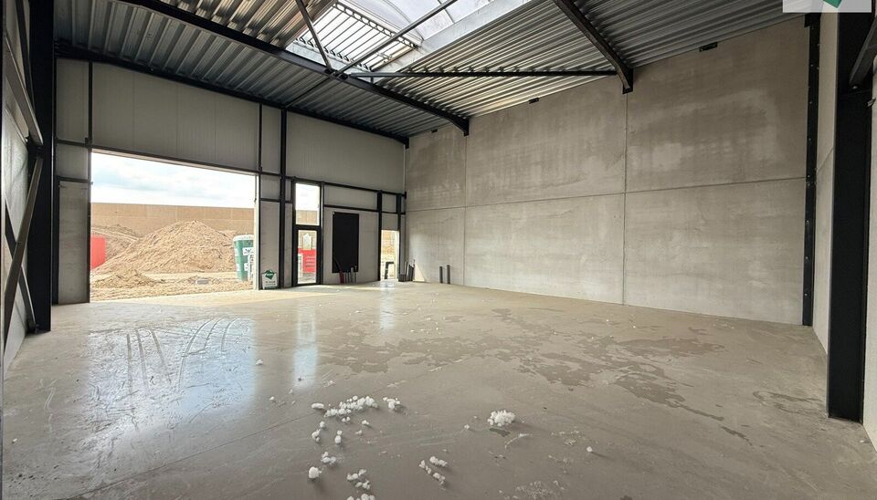 168m² magazijn te huur met 2 parkeerplaatsen op strategisch ligging ten zuiden van Brussel/Halle en ten noorden van Saintes/Tubize, met uitstekende bereikbaarheid via de E429 en de Ring van Brussel.

De loods heeft een vrije hoogte van 6 meter en is gebo