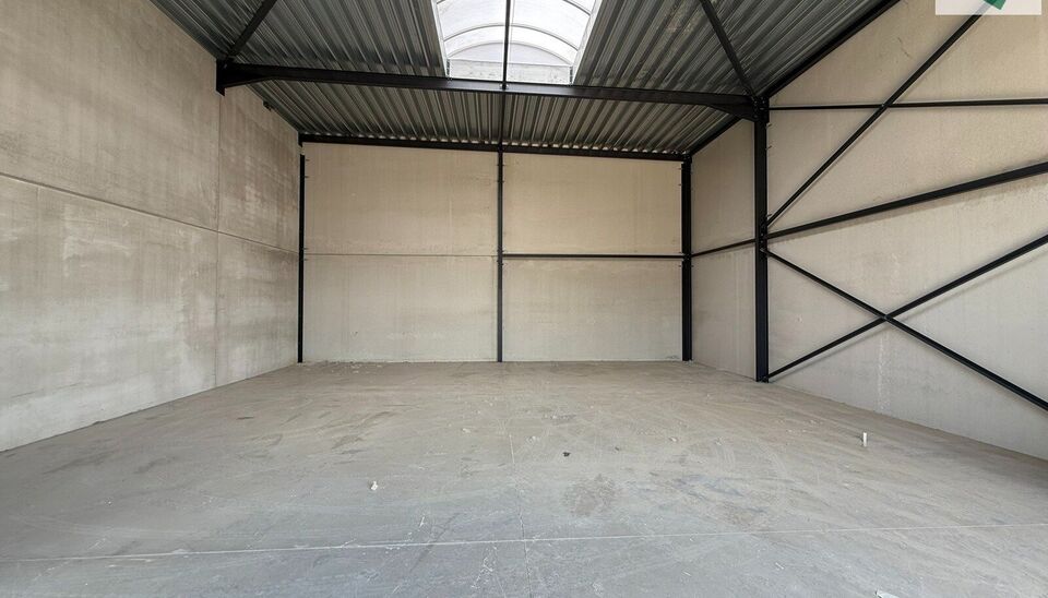168m² magazijn te huur met 2 parkeerplaatsen op strategisch ligging ten zuiden van Brussel/Halle en ten noorden van Saintes/Tubize, met uitstekende bereikbaarheid via de E429 en de Ring van Brussel.

De loods heeft een vrije hoogte van 6 meter en is gebo
