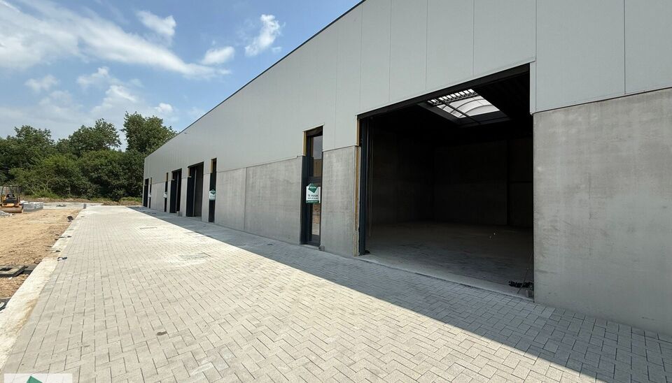 216m² magazijn te huur met 2 parkeerplaatsen op strategisch ligging ten zuiden van Brussel/Halle en ten noorden van Saintes/Tubize, met uitstekende bereikbaarheid via de E429 en de Ring van Brussel.

De loods heeft een vrije hoogte van 6 meter en is gebo