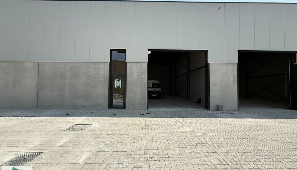 216m² magazijn te huur met 2 parkeerplaatsen op strategisch ligging ten zuiden van Brussel/Halle en ten noorden van Saintes/Tubize, met uitstekende bereikbaarheid via de E429 en de Ring van Brussel.

De loods heeft een vrije hoogte van 6 meter en is gebo