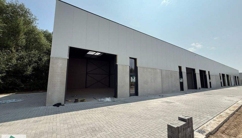 180m² magazijn te huur met 2 parkeerplaatsen op strategisch ligging ten zuiden van Brussel/Halle en ten noorden van Saintes/Tubize, met uitstekende bereikbaarheid via de E429 en de Ring van Brussel.

De loods heeft een vrije hoogte van 6 meter en is gebo
