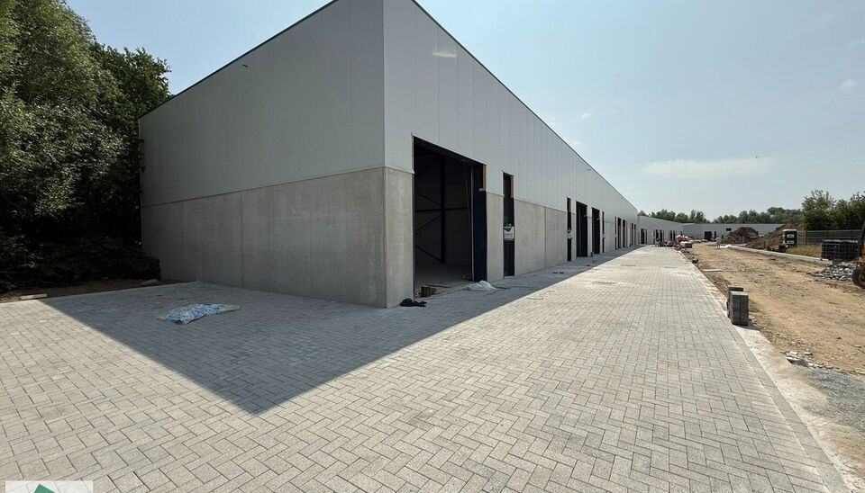 180m² magazijn te huur met 2 parkeerplaatsen op strategisch ligging ten zuiden van Brussel/Halle en ten noorden van Saintes/Tubize, met uitstekende bereikbaarheid via de E429 en de Ring van Brussel.

De loods heeft een vrije hoogte van 6 meter en is gebo