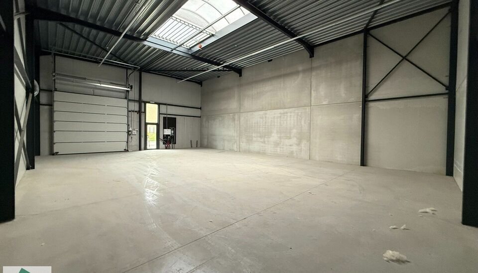 216m² magazijn te huur met 2 parkeerplaatsen op strategisch ligging ten zuiden van Brussel/Halle en ten noorden van Saintes/Tubize, met uitstekende bereikbaarheid via de E429 en de Ring van Brussel.

De loods heeft een vrije hoogte van 6 meter en is gebo
