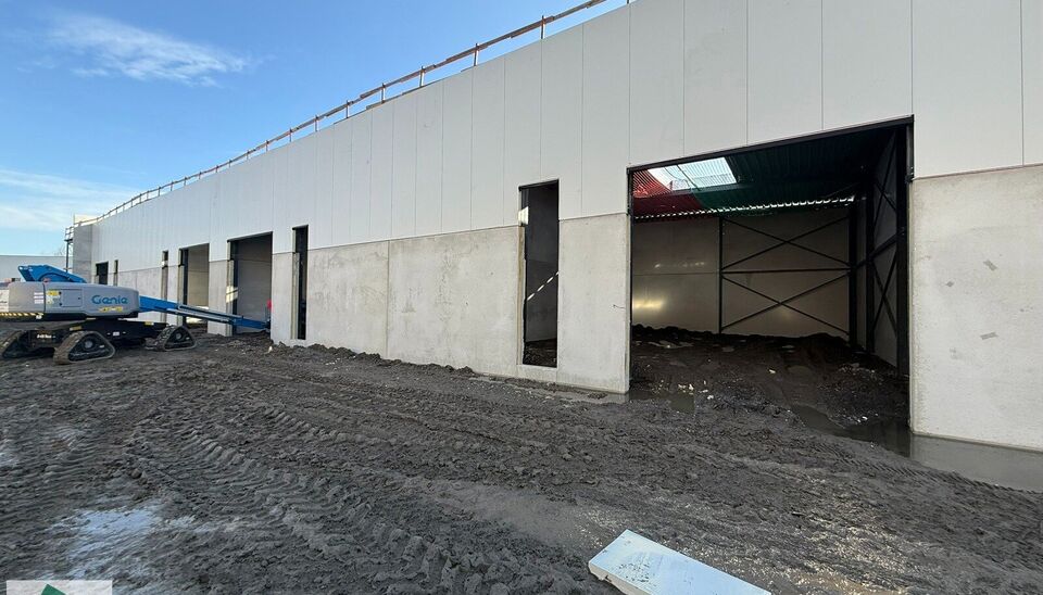 216m&sup2; magazijn te huur met 2 parkeerplaatsen op strategisch ligging ten zuiden van Brussel/Halle en ten noorden van Saintes/Tubize, met uitstekende bereikbaarheid via de E429 en de Ring van Brussel.

De loods heeft een vrije hoogte van 6 meter en is gebo