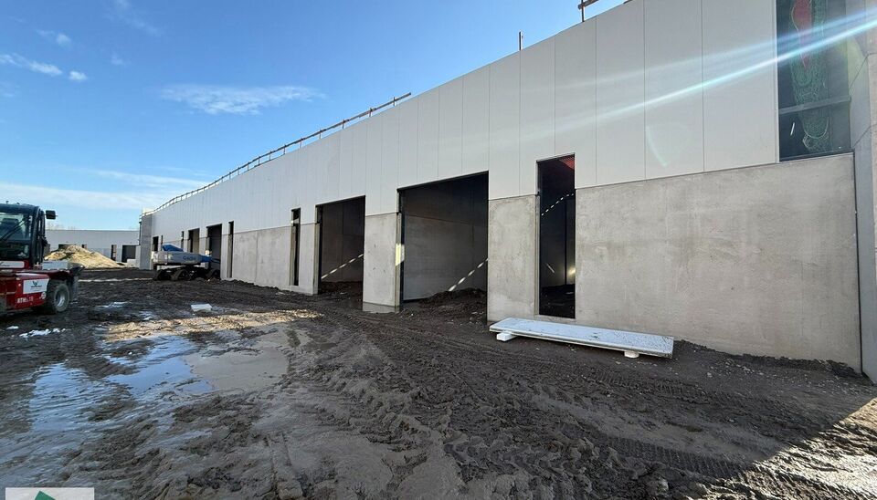 216m&sup2; magazijn te huur met 2 parkeerplaatsen op strategisch ligging ten zuiden van Brussel/Halle en ten noorden van Saintes/Tubize, met uitstekende bereikbaarheid via de E429 en de Ring van Brussel.

De loods heeft een vrije hoogte van 6 meter en is gebo