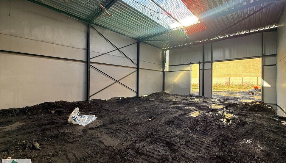 216m&sup2; magazijn te huur met 2 parkeerplaatsen op strategisch ligging ten zuiden van Brussel/Halle en ten noorden van Saintes/Tubize, met uitstekende bereikbaarheid via de E429 en de Ring van Brussel.

De loods heeft een vrije hoogte van 6 meter en is gebo
