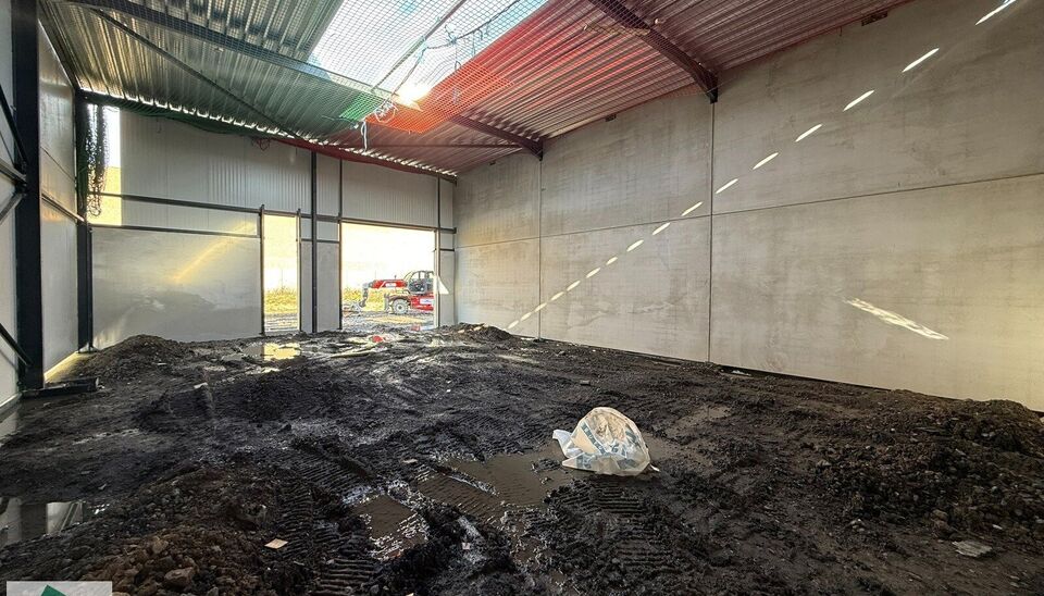 216m&sup2; magazijn te huur met 2 parkeerplaatsen op strategisch ligging ten zuiden van Brussel/Halle en ten noorden van Saintes/Tubize, met uitstekende bereikbaarheid via de E429 en de Ring van Brussel.

De loods heeft een vrije hoogte van 6 meter en is gebo
