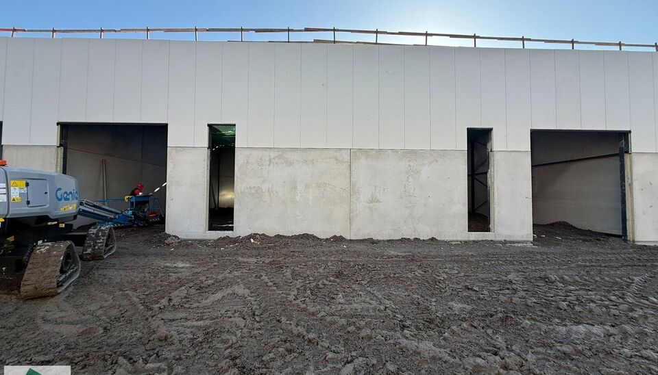 216m&sup2; magazijn te huur met 2 parkeerplaatsen op strategisch ligging ten zuiden van Brussel/Halle en ten noorden van Saintes/Tubize, met uitstekende bereikbaarheid via de E429 en de Ring van Brussel.

De loods heeft een vrije hoogte van 6 meter en is gebo