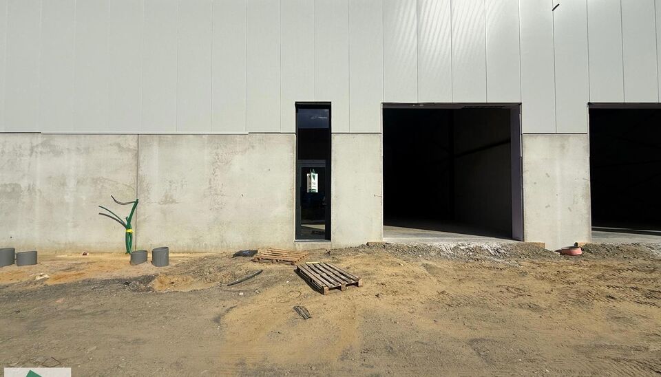 216m&sup2; magazijn te huur met 2 parkeerplaatsen op strategisch ligging ten zuiden van Brussel/Halle en ten noorden van Saintes/Tubize, met uitstekende bereikbaarheid via de E429 en de Ring van Brussel.

De loods heeft een vrije hoogte van 6 meter en is gebo