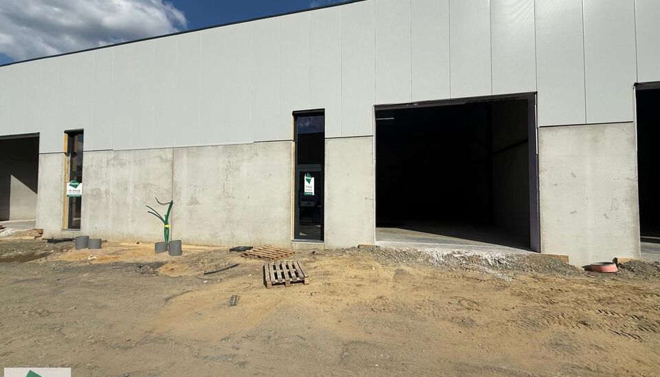 216m&sup2; magazijn te huur met 2 parkeerplaatsen op strategisch ligging ten zuiden van Brussel/Halle en ten noorden van Saintes/Tubize, met uitstekende bereikbaarheid via de E429 en de Ring van Brussel.

De loods heeft een vrije hoogte van 6 meter en is gebo