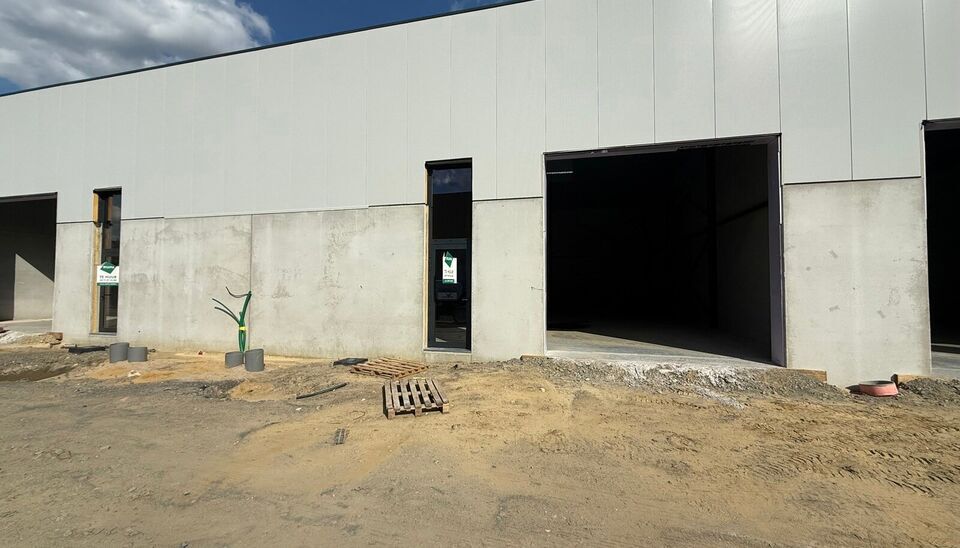216m&sup2; magazijn te huur met 2 parkeerplaatsen op strategisch ligging ten zuiden van Brussel/Halle en ten noorden van Saintes/Tubize, met uitstekende bereikbaarheid via de E429 en de Ring van Brussel.

De loods heeft een vrije hoogte van 6 meter en is gebo