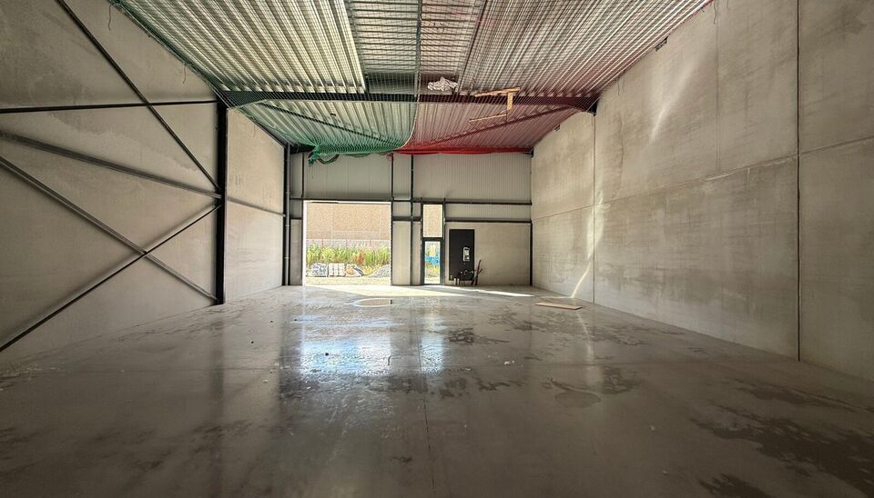 216m&sup2; magazijn te huur met 2 parkeerplaatsen op strategisch ligging ten zuiden van Brussel/Halle en ten noorden van Saintes/Tubize, met uitstekende bereikbaarheid via de E429 en de Ring van Brussel.

De loods heeft een vrije hoogte van 6 meter en is gebo
