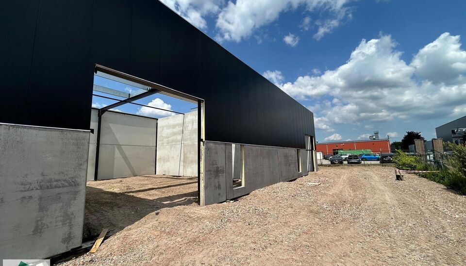 264m² loods met 1 parkeerplaats te huur in Kontich, gelegen in bedrijvenpark Heiveldekens, binnen de gouden driehoek (Antwerpen, Brussel en Gent). 
Vlotte bereikbaarheid, dichtbij de E19 en met een goede ontsluiting via de A12 en de R0 (ring rond Brussel
