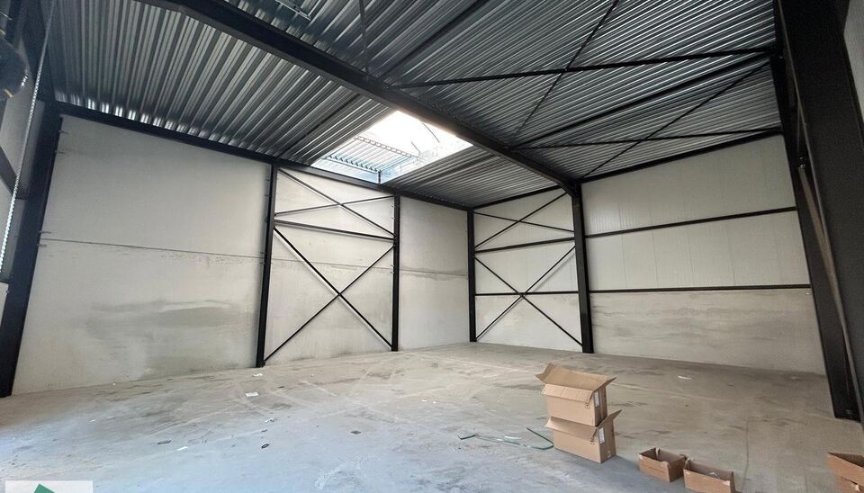 187m² loods met 2 parkeerplaatsen te huur in Kontich, gelegen in bedrijvenpark Heiveldekens, binnen de gouden driehoek (Antwerpen, Brussel en Gent). 
Vlotte bereikbaarheid, dichtbij de E19 en met een goede ontsluiting via de A12 en de R0 (ring rond Bruss
