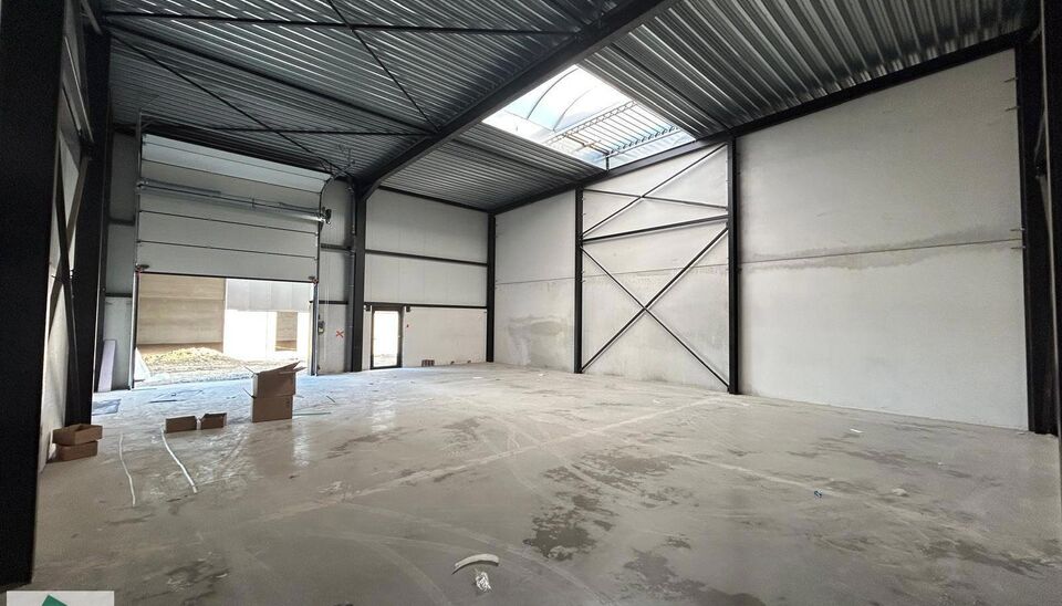 187m² loods met 2 parkeerplaatsen te huur in Kontich, gelegen in bedrijvenpark Heiveldekens, binnen de gouden driehoek (Antwerpen, Brussel en Gent). 
Vlotte bereikbaarheid, dichtbij de E19 en met een goede ontsluiting via de A12 en de R0 (ring rond Bruss