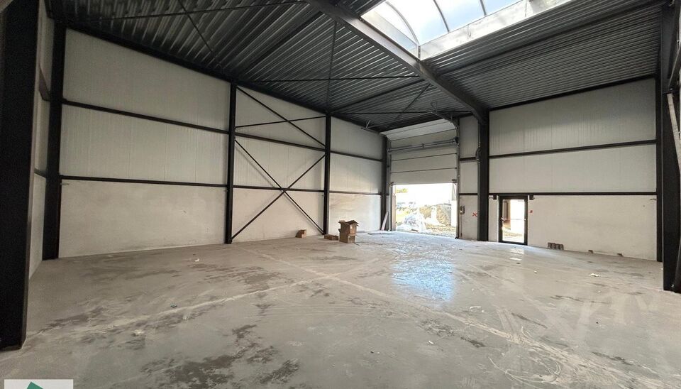 187m² loods met 2 parkeerplaatsen te huur in Kontich, gelegen in bedrijvenpark Heiveldekens, binnen de gouden driehoek (Antwerpen, Brussel en Gent). 
Vlotte bereikbaarheid, dichtbij de E19 en met een goede ontsluiting via de A12 en de R0 (ring rond Bruss