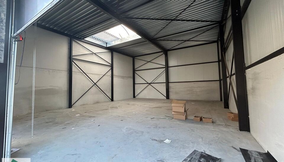 187m² loods met 2 parkeerplaatsen te huur in Kontich, gelegen in bedrijvenpark Heiveldekens, binnen de gouden driehoek (Antwerpen, Brussel en Gent). 
Vlotte bereikbaarheid, dichtbij de E19 en met een goede ontsluiting via de A12 en de R0 (ring rond Bruss