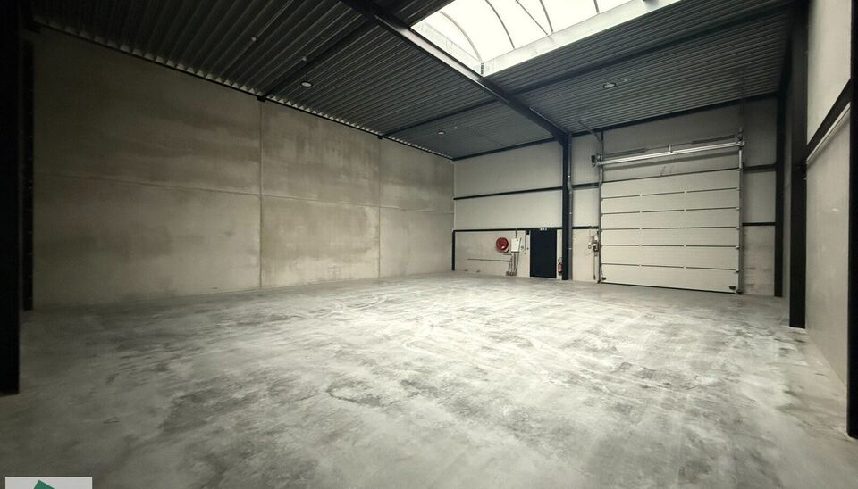 208m² loods met 1 parkeerplaats te huur in Kontich, gelegen in bedrijvenpark Heiveldekens, binnen de gouden driehoek (Antwerpen, Brussel en Gent). 
Vlotte bereikbaarheid, dichtbij de E19 en met een goede ontsluiting via de A12 en de R0 (ring rond Brussel
