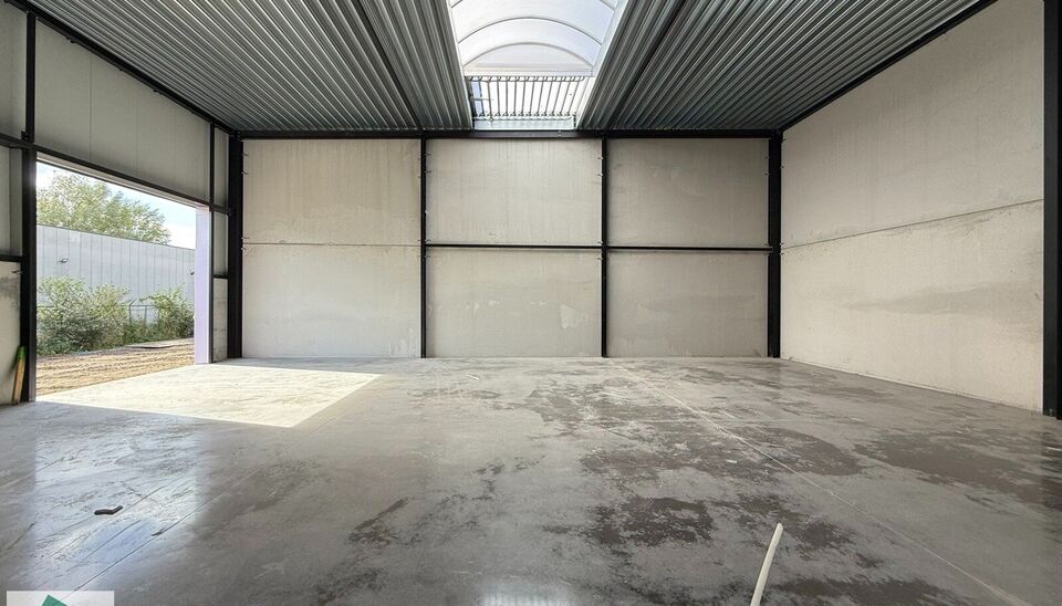 208m² loods met 1 parkeerplaats te huur in Kontich, gelegen in bedrijvenpark Heiveldekens, binnen de gouden driehoek (Antwerpen, Brussel en Gent). 
Vlotte bereikbaarheid, dichtbij de E19 en met een goede ontsluiting via de A12 en de R0 (ring rond Brussel