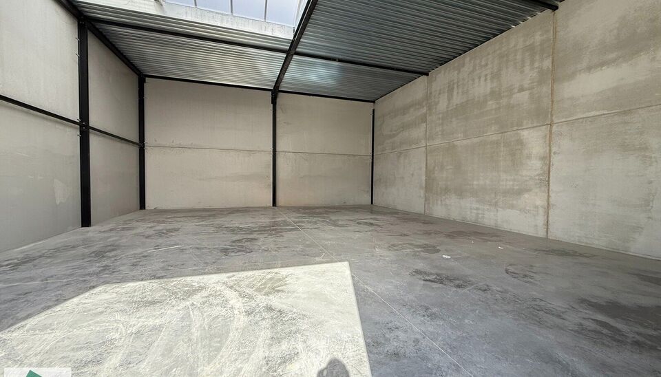 208m² loods met 1 parkeerplaats te huur in Kontich, gelegen in bedrijvenpark Heiveldekens, binnen de gouden driehoek (Antwerpen, Brussel en Gent). 
Vlotte bereikbaarheid, dichtbij de E19 en met een goede ontsluiting via de A12 en de R0 (ring rond Brussel