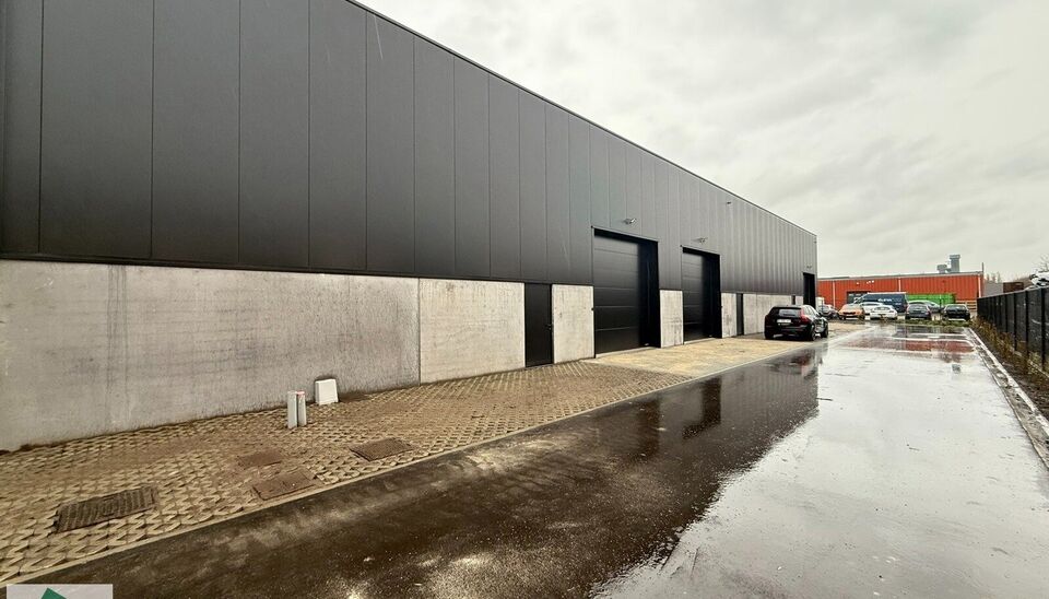 208m² loods met 1 parkeerplaats te huur in Kontich, gelegen in bedrijvenpark Heiveldekens, binnen de gouden driehoek (Antwerpen, Brussel en Gent). 
Vlotte bereikbaarheid, dichtbij de E19 en met een goede ontsluiting via de A12 en de R0 (ring rond Brussel