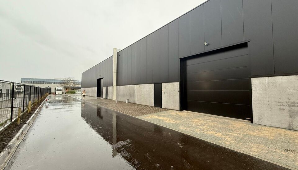 264m² loods met 1 parkeerplaats te huur in Kontich, gelegen in bedrijvenpark Heiveldekens, binnen de gouden driehoek (Antwerpen, Brussel en Gent). 
Vlotte bereikbaarheid, dichtbij de E19 en met een goede ontsluiting via de A12 en de R0 (ring rond Brussel