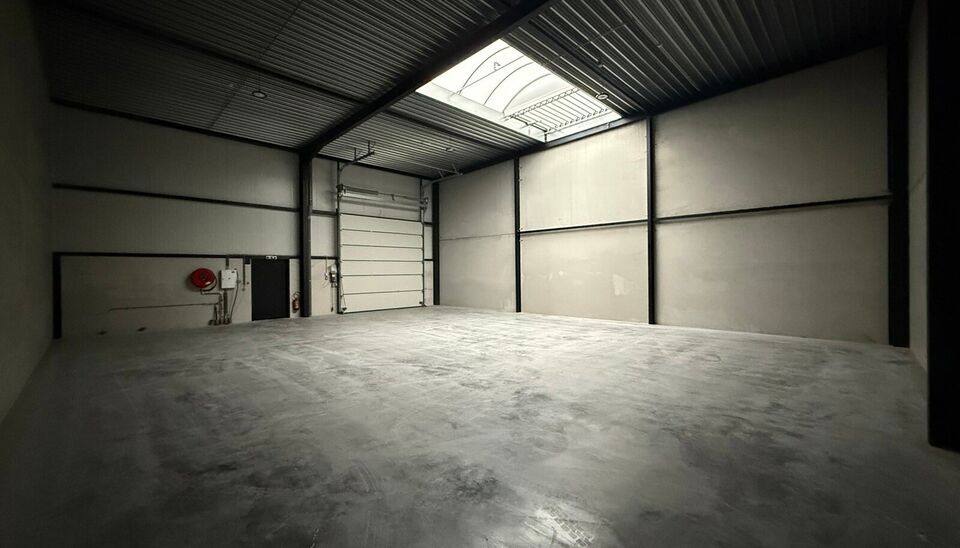 264m² loods met 1 parkeerplaats te huur in Kontich, gelegen in bedrijvenpark Heiveldekens, binnen de gouden driehoek (Antwerpen, Brussel en Gent). 
Vlotte bereikbaarheid, dichtbij de E19 en met een goede ontsluiting via de A12 en de R0 (ring rond Brussel