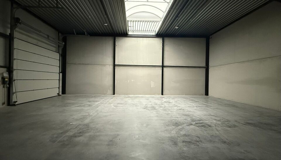 264m² loods met 1 parkeerplaats te huur in Kontich, gelegen in bedrijvenpark Heiveldekens, binnen de gouden driehoek (Antwerpen, Brussel en Gent). 
Vlotte bereikbaarheid, dichtbij de E19 en met een goede ontsluiting via de A12 en de R0 (ring rond Brussel