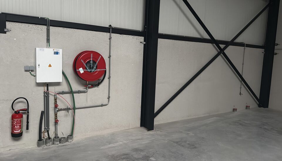 264m² loods met 1 parkeerplaats te huur in Kontich, gelegen in bedrijvenpark Heiveldekens, binnen de gouden driehoek (Antwerpen, Brussel en Gent). 
Vlotte bereikbaarheid, dichtbij de E19 en met een goede ontsluiting via de A12 en de R0 (ring rond Brussel