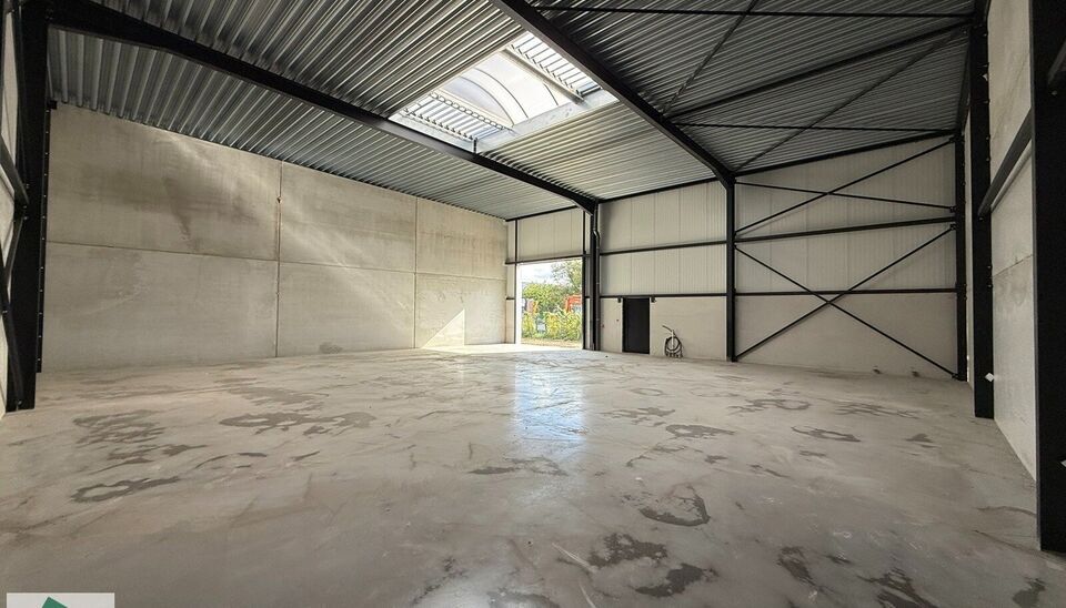 264m² loods met 1 parkeerplaats te huur in Kontich, gelegen in bedrijvenpark Heiveldekens, binnen de gouden driehoek (Antwerpen, Brussel en Gent). 
Vlotte bereikbaarheid, dichtbij de E19 en met een goede ontsluiting via de A12 en de R0 (ring rond Brussel