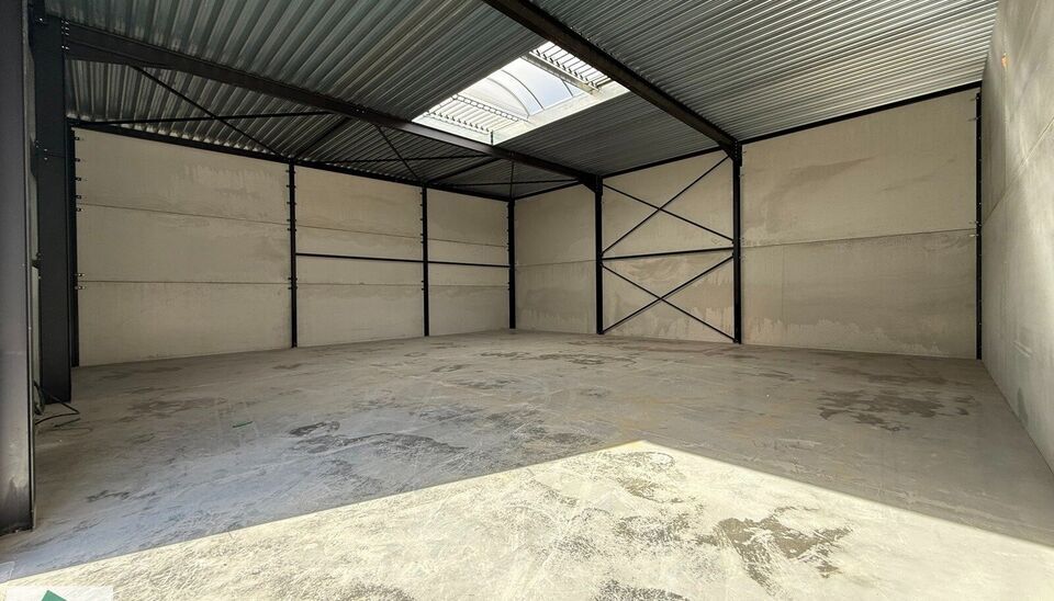 264m² loods met 1 parkeerplaats te huur in Kontich, gelegen in bedrijvenpark Heiveldekens, binnen de gouden driehoek (Antwerpen, Brussel en Gent). 
Vlotte bereikbaarheid, dichtbij de E19 en met een goede ontsluiting via de A12 en de R0 (ring rond Brussel