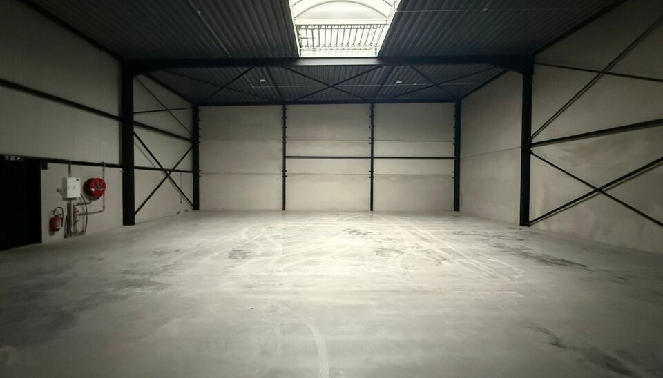 264m² loods met 1 parkeerplaats te huur in Kontich, gelegen in bedrijvenpark Heiveldekens, binnen de gouden driehoek (Antwerpen, Brussel en Gent). 
Vlotte bereikbaarheid, dichtbij de E19 en met een goede ontsluiting via de A12 en de R0 (ring rond Brussel