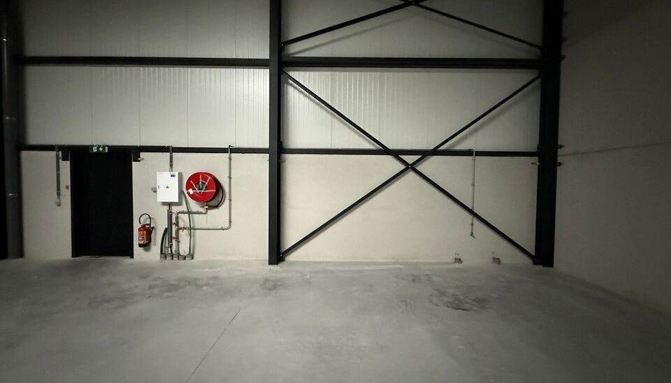 264m² loods met 1 parkeerplaats te huur in Kontich, gelegen in bedrijvenpark Heiveldekens, binnen de gouden driehoek (Antwerpen, Brussel en Gent). 
Vlotte bereikbaarheid, dichtbij de E19 en met een goede ontsluiting via de A12 en de R0 (ring rond Brussel