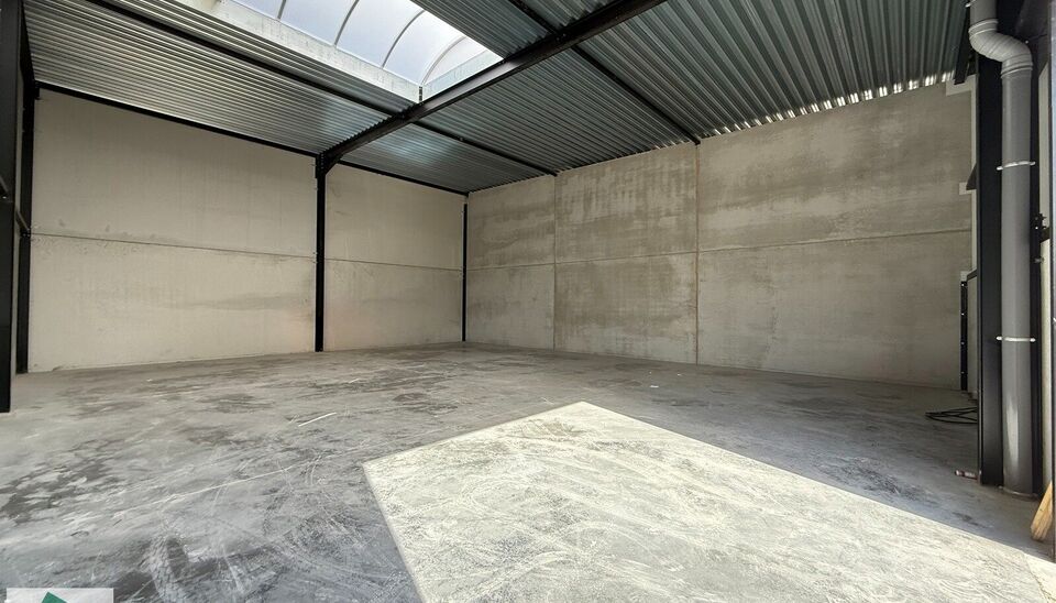 208m&sup2; loods met 1 parkeerplaats te huur in Kontich, gelegen in bedrijvenpark Heiveldekens, binnen de gouden driehoek (Antwerpen, Brussel en Gent). 
Vlotte bereikbaarheid, dichtbij de E19 en met een goede ontsluiting via de A12 en de R0 (ring rond Brussel